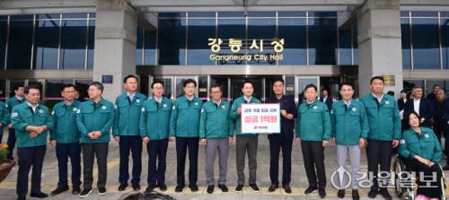 국민의힘 장동혁 대표 등 당 지도부가 9일 강릉시청을 방문해 지역 가뭄 피해 지원 성금 1억원을 전달하고 있다. 강릉=권태명기자