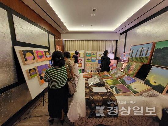 ▲ 지난해 롯데호텔 울산에서 열린 '2024 호텔아트쇼 인 울산(HAS)'에 방문한 시민들이 작품을 감상하고 있다.