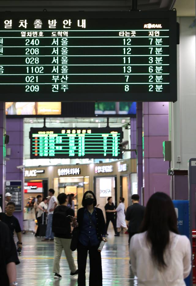 경북 청도 무궁화호 열차사고 이후 KTX 열차 지연 잇따르고 있다. 9일 동대구역 열차출발안내판에 지연 시간이 표시되고 있다. 우태욱 기자 woo@imaeil.com