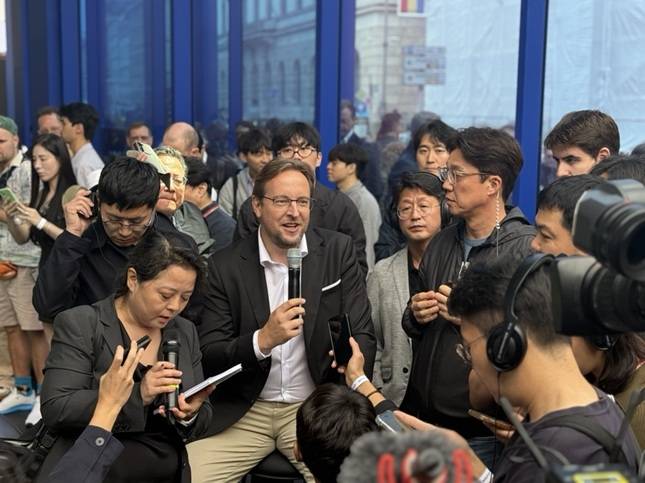 9일(현지시간) IAA 모빌리티쇼에서 자비에르 마르티넷 현대차 유럽권역본부장이 기자들의 질문에 답하고 있다./사진=백유진 기자 byj@