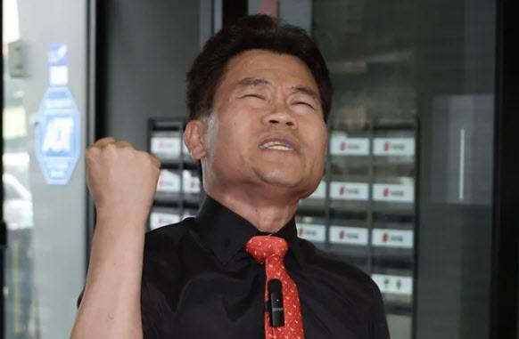 국민의힘 전당대회 방해 논란 당사자인 전한길씨가 당 윤리위원회의 징계 절차가 시작된 8월11일 서울 여의도 당사에서 김근식 최고위원 후보에 대한 징계 요구서를 전달하기에 앞서 입장을 밝히고 있다. (사진=연합뉴스)