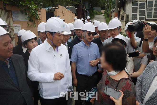 오세훈 서울시장이 9일 서울의 마지막 판자촌으로 알려진 노원구 중계동 ‘백사마을’에 방문해 철거 상황을 점검하던 중 한 시민과 대화를 나누고 있다. (사진=이영훈 기자)
