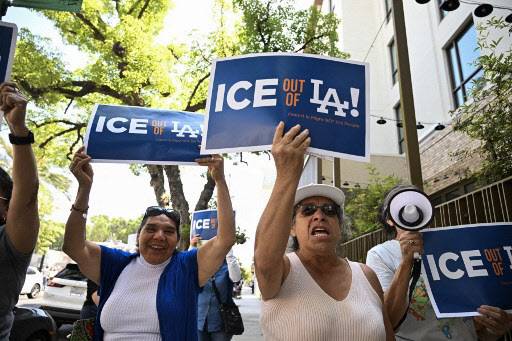 6월8일 캘리포니아 패서디나에서 시위대가 “ICE는 LA에서 나가라!”라고 적힌 팻말을 들고 AC 호텔 패서디나 앞을 행진하고 있다.(사진=AFP)