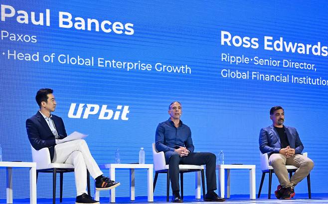 UDC 2025에서 이종섭 서울대 교수(왼쪽), 폴 벤시스 팍소스 글로벌 엔터프라이즈 성장 총괄(가운데), 로스 에드워드 리플 글로벌 금융기관 담당 시니어 디렉터(오른쪽)가 패널 토론을 진행했다.(사진=두나무)