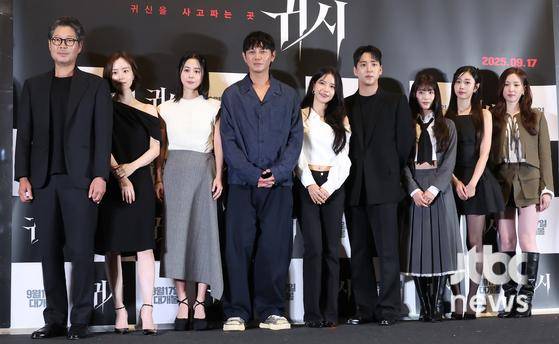 9일 오후 서울 CGV 용산아이파크몰에서 영화 '귀시' 언론시사회가 열렸다. 홍원기 감독, 배우 유재명, 문채원, 서영희, 원현준, 솔라, 차선우, 배수민, 서지수, 손주연이 참석했다. 박세완 엔터뉴스팀 기자 park.sewan@jtbc.co.kr