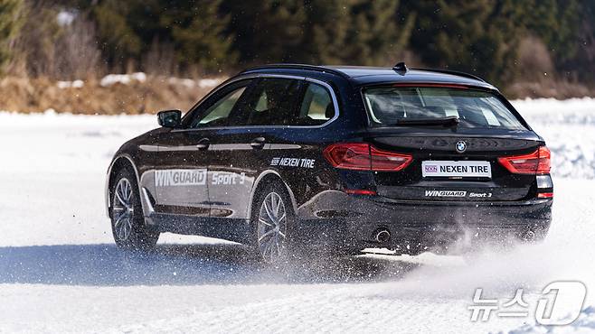 넥센타이어가 지난 2월 오스트리아 잘츠부르크 룽가우에서 개최한 신형 스노우 타이어 '윈가드 스포츠 3' 출시 및 주행 체험 행사에서 해당 타이어를 장착한 차량이 눈 덮힌 도로 위를 질주하는 모습(넥센타이어 제공. 재판매 및 DB 금지). 2025.02.19.