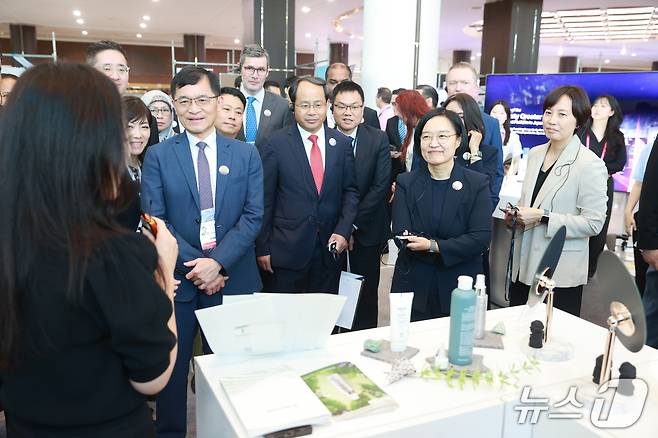 5일 제주 국제컨벤션센터에서 열린 '2025 APEC 중소기업 장관회의'에서 회원국 대표단이 국내 뷰티기업 전시부스를 찾아 설명을 듣고 있다. (중소벤처기업부 제공. 재판매 및 DB금지)