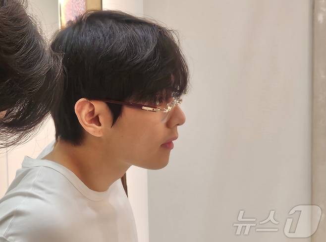 방탄소년단(BTS) 뷔가 지난 4일 서울 강남구 코엑스에서 열린 아트페어 '프리즈 서울 2025'를 찾아 전시를 둘러보고 있다. (독자제공. 재판매 및 DB 금지) 2025.9.6/뉴스1 ⓒ News1 박지혜 기자