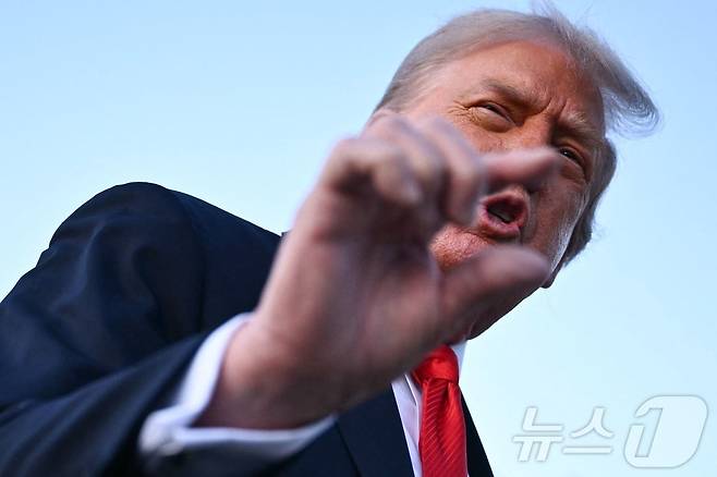 도널드 트럼프 미국 대통령이 7일(현지시간) US오픈 테니스대회 남자 결승전을 관람하기 위해 뉴욕을 방문한 뒤 메릴랜드주 앤드루스 합동 기지로 돌아와 취재진과 대화하고 있다. 그는 조지아주 현대자동차 배터리 공장에서 미국 이민당국이 한국인 노동자 300명을 체포해간 사건과 관련해 "우리는 한국과 훌륭한 관계에 있다＂고 답했다. 2025.9.7 ⓒ AFP=뉴스1 ⓒ News1 강민경 기자