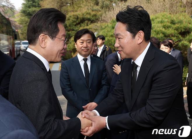 2024년 4월 12일 당시 이재명 더불어민주당 대표가 국립서울현충원을 참배하고 곽상언 당선인과 인사를 나누고 있는 모습. (공동취재) 2024.4.12/뉴스1 ⓒ News1 구윤성 기자