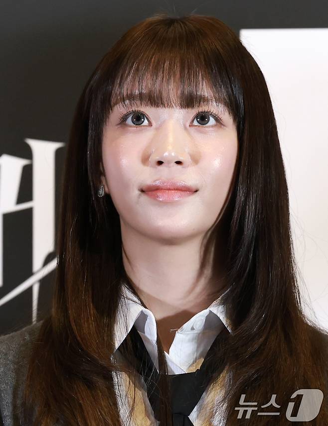 스테이씨 수민이 9일 서울 용산구 CGV용산아이파크몰에서 열린 영화 '귀시'(감독 홍원기) 언론시사회에 참석해 객석을 바라보고 있다. ‘귀시’는 여우 창문이 열리면 펼쳐지는 귀신 거래 시장 ‘귀시’에서 갖지 못한 것을 가지려는 사람들이 벌이는 섬뜩한 이야기를 그린 작품이다. 2025.9.9/뉴스1 ⓒ News1 권현진 기자