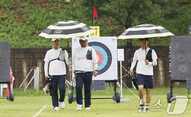 9일 광주 국제양궁장에서 열린 광주 2025세계양궁선수권대회 리커브 남자단체전에서 김우진, 김제덕, 이우석 선수가 예선전을 치르고 있다. 2025.9.9/뉴스1 ⓒ News1 김태성 기자