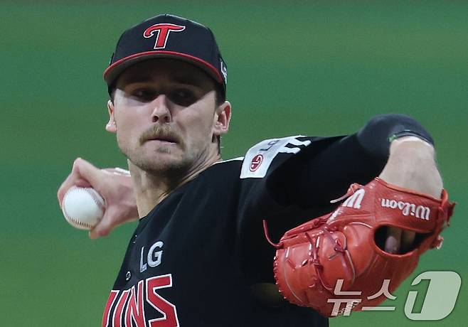 9일 오후 서울 구로구 고척스카이돔에서 열린 프로야구 '2025 신한 SOL뱅크 KBO 리그' LG 트윈스와 키움 히어로즈의 경기, 1회말 LG 선발투수 톨허스트가 역투하고 있다. 2025.9.9/뉴스1 ⓒ News1 오대일 기자