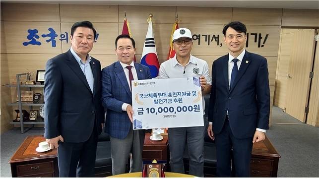 대한사격연맹 회장단이 국군체육부대 사격선수단을 방문해 격려했다. 지원금 1000만원도 전달했다. 사진 | 대한사격연맹