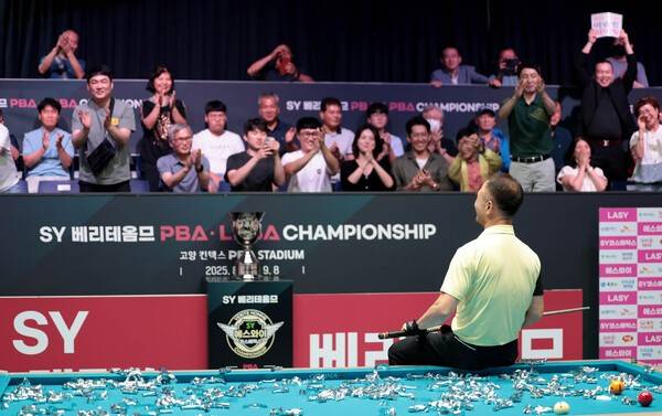 8일 경기도 고양시 고양 킨텍스 PBA 스타디움'에서 열린 2025-26시즌 4차투어 'SY 베리테옴므 PBA-LPBA 챔피언십' 우승을 차지한 이승진이 기뻐하고 있다. /사진=PBA