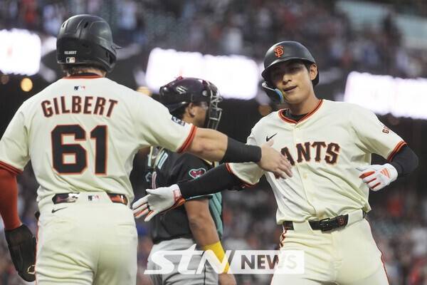 샌프란시스코 자이언츠의 이정후(오른쪽)가 8일(현지 시간) 미 캘리포니아주 샌프란시스코 오라클파크에서 열린 2025 메이저리그 애리조나 다이아몬드백스와의 경기 2회 말 2점 홈런(시즌 8호)을 친 후 홈에 들어오고 있다. /사진=뉴시스(AP)