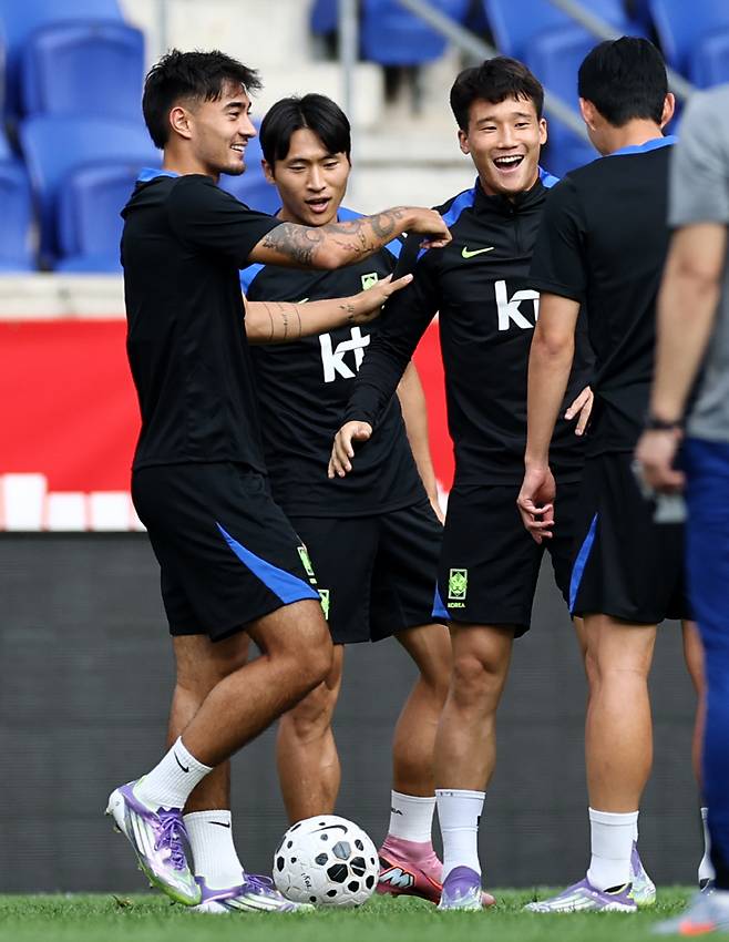 훈련하는 옌스 카스트로프

    (해리슨[미국 뉴저지주]=연합뉴스) 윤동진 기자 = 한국 축구 국가대표 옌스 카스트로프와 정상빈, 이태석을 비롯한 선수들이 5일(현지시간) 미국 뉴저지주 해리슨 스포츠일러스트레이티드 스타디움에서 열린 공식 훈련에 임하고 있다. 2025.9.6