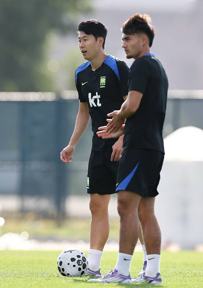 미국전 앞둔 손흥민-옌스 카스트로프

    (뉴욕=연합뉴스) 윤동진 기자 = 4일(현지시간) 미국 뉴욕 아이칸 스타디움에서 진행된 한국 축구 대표팀 훈련에서 손흥민과 옌스 카스트로프가 훈련에 열중하고 있다. 2025.9.5