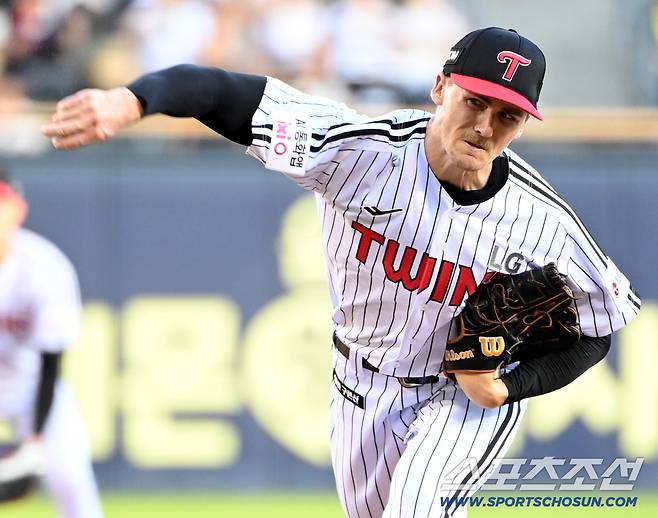 19일 잠실야구장에서 열린 롯데와 LG의 경기, LG 선발투수 톨허스트가 역투하고 있다. 잠실=허상욱 기자wook@sportschosun.comm/2025.08.19/