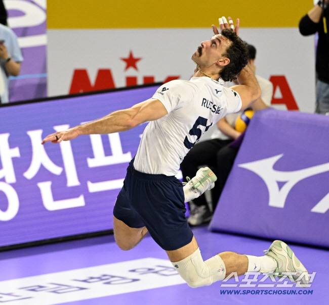 5일 인천계양체육관에서 열린 V리그 남자부 대한항공과 현대캐피탈의 챔피언결정전 3차전, 대한항공 러셀이 스파이크 서브를 시도하고 있다. 인천=허상욱 기자 wook@sportschosun.com/2025.04.05/