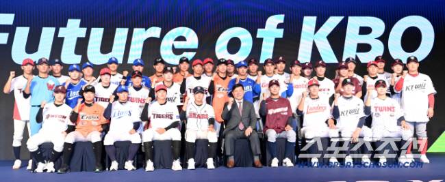 11일 롯데호텔 월드 서울에서 열린 2025 KBO 드래프트, 각 구단에 지명된 선수들이 허구연 KBO 총재와 함께 포즈를 취하고 있다. 잠실=허상욱 기자 wook@sportschosun.com/2024.09.11/