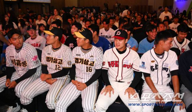 11일 롯데호텔 월드 서울에서 열린 2025 KBO 드래프트, 드래프트에 참가한 선수들이 행사 시작을 기다리고 있다. 잠실=허상욱 기자 wook@sportschosun.com/2024.09.11/