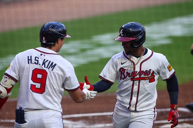 김하성이 1회말 아지 알비스가 솔로홈런을 치고 들어오자 반갑게 맞고 있다. Imagn Images연합뉴스