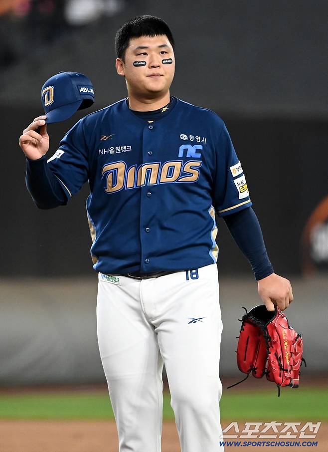 3일 대전 한화생명볼파크에서 열린 NC와 한화의 경기, 2회말 NC 신민혁이 자신의 투구를 몸에 맞은 한화 김태연에게 모자를 벗어 사과하고 있다. 대전=허상욱 기자wook@sportschosun.com/2025.09.03/