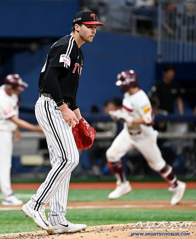 9일 고척스카이돔에서 열린 LG와 키움의 경기, 4회말 1사 1,3루 키움 임지열에[ 역전 3점홈런을 내준 LG 톨허스트가 아쉬워하고 있다. 고척=허상욱 기자wook@sportschosun.com/2025.09.09/