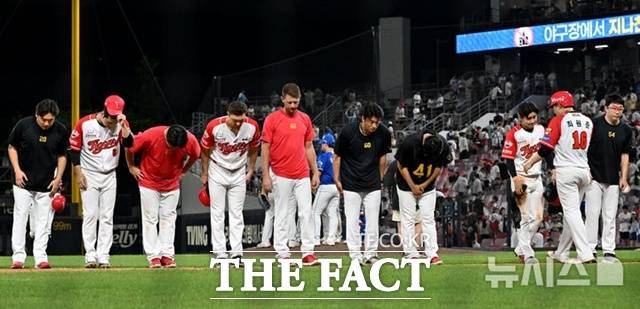 시즌 전 '극강'으로 평가받던 KIA 타이거즈가 하위권으로 몰락했다. KIA의 우승 뒤 추락은 처음이 아니다. 구단과 선수단 전체의 느슨해진 멘탈이 원인이란 지적이다. /뉴시스