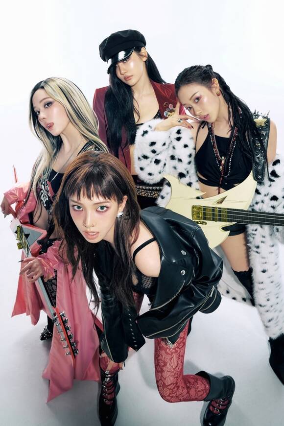 'Rich Man'은 일렉 기타 사운드가 포인트인 댄스곡이다. 비교적 안정적으로 구성할 수 있는 피아노, 베이스가 아닌 거칠고 거친 일렉 기타를 사용한 부분도 이색적이지만 더 흥미로운 건 활용법이다. 에스파는 일렉 기타를 노골적으로 내세우기보다 곡의 분위기를 끌고 가는 뼈대로 썼다. /SM엔터