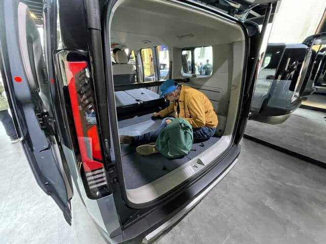 IAA2025에서 기아 PV5를 체험하는 관람객