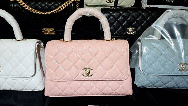 새빛시장에서 판매하고 있는 샤넬 가품. 판매자들은 판매 제품에 대해 '정품'이라고 주장하며 구매를 유도했다. 박재현 기자.