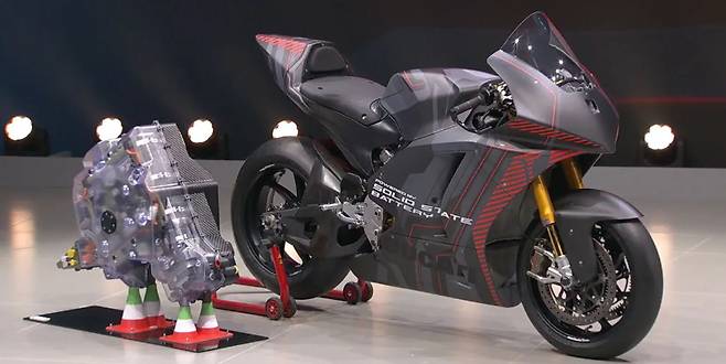 폭스바겐그룹이 전고체배터리를 탑재한 듀카티 모터싸이클 시연에 성공했다.&nbsp;