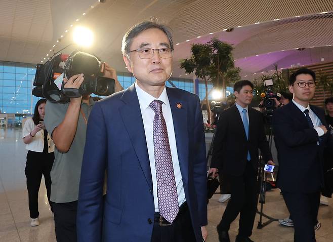 조현 외교부 장관이 8일 인천국제공항에서 출국길에 오르고 있다. /장경식 기자