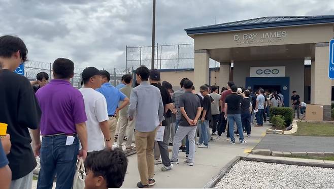 7일(현지 시각) 미국 조지아주 이민세관단속국(ICE)의 구금 시설 앞에서 LG에너지솔루션과 협력사 관계자 등이 지난 4일 ICE 등의 단속을 통해 구금된 한국인들을 면회하기 위해 줄을 서서 기다리고 있다. 이날 100명이 넘는 이가 줄을 섰지만 이날 구금된 사람과 면담할 수 있었던 것은 20여 명에 불과한 것으로 알려졌다./연합뉴스