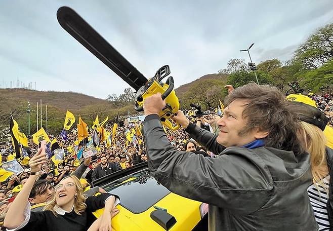 지난 2023년 아르헨티나 살타주(州)에서 열린 대통령 선거 유세에서 하비에르 밀레이 당시 후보는 ‘쓸데없는 복지는 톱질하듯이 삭감하겠다’는 의미로 전동톱을 치켜 올리고 있다./하비에르 밀레이 선거캠프