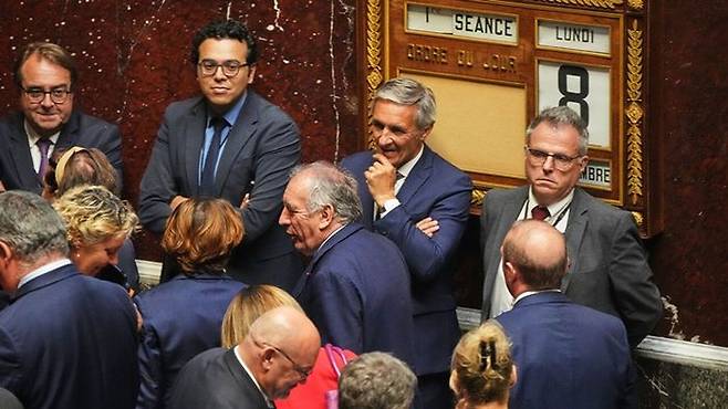 프랑수아 바이루(가운데) 프랑스 총리가 8일(현지시간) 파리 의회에서 열린 긴죽 예산안과 관련한 총리 신임 투표에서 패배한 뒤 국회를 떠나고 있다. ⓒ AP/연합뉴스
