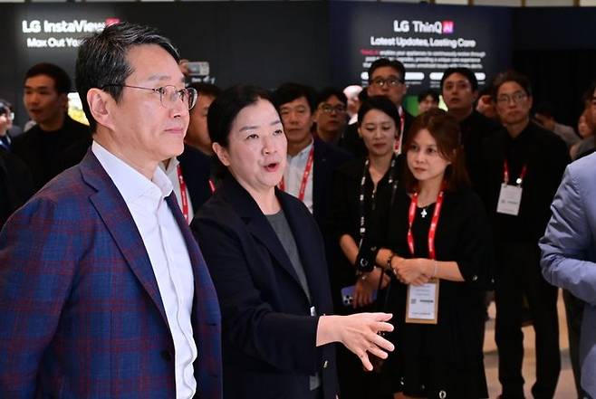 LG전자 조주완CEO가 5일(현지시간)IFA2025LG전자 부스를 살펴보고 있다.ⓒLG전자