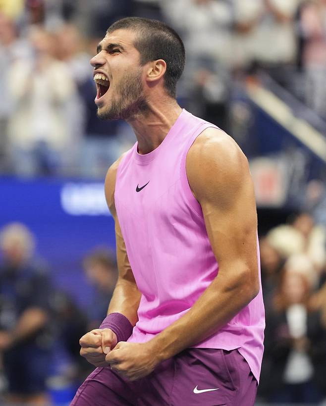 카를로스 알카라스(스페인)가 8일 얀니크 신네르(이탈리아)와의 US오픈 남자 단식 결승에서 우승을 확정지은 뒤 주먹을 쥐고 포효하고 있다. 디펜딩 챔피언 신네르를 꺾은 알카라스는 우승컵과 함께 세계랭킹 1위 자리도 되찾았다. 
뉴욕=AP 뉴시스