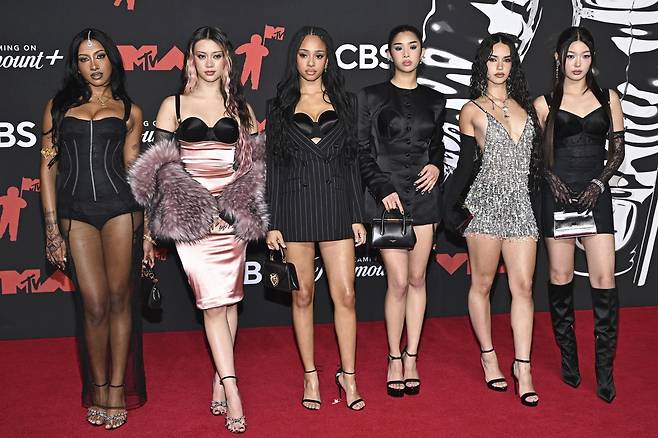 애니메이션 영화 ‘케이팝 데몬 헌터스’의 걸그룹 헌트릭스 보컬을 맡았던 오드리 누나, 이재, 레이 아미와 성우 메이 홍(위 사진 왼쪽부터)도 시상식에 참석했으며, 다국적 K팝 걸그룹 캣츠아이는 ‘올해의 푸시 퍼포먼스’ 부문을 수상했다. 뉴욕=AP 뉴시스