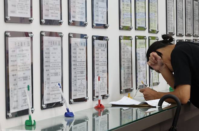 13일 서울 마포구 서부고용복지플러스센터를 찾은 구직자가 서류를 작성하고 있다. 2025.08.13 뉴시스