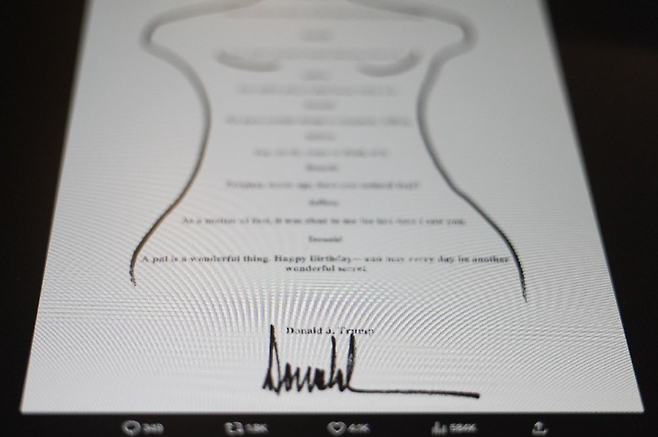 8월 미국 연방 하원 감독위원회 소속 민주당 의원들이 도널드 트럼프 대통령이 2003년 미성년자 성착취범인 고(故) 제프리 엡스타인에게 보낸 것으로 추정된다며 공개한 외설 그림 카드. 월스트리트저널(WSJ)에 따르면 여성 몸을 묘사한 듯한 그림에는 음모를 본뜻 모양으로 ‘도널드’라는 서명이 있다. 또 카드엔 “생일 축하합니다. 매일매일 새로운 멋진 비밀로 가득하길 바란다”는 내용이 적혀 있다. 출처 민주당 하원 감독위원회 X(옛 트위터) 계정