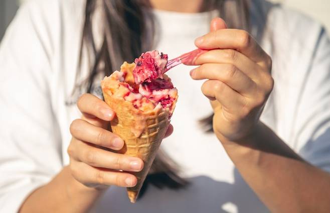 더운 날씨는 차고 단맛이 나는 식품 섭취로 이어진다. 게티이미지뱅크 제공