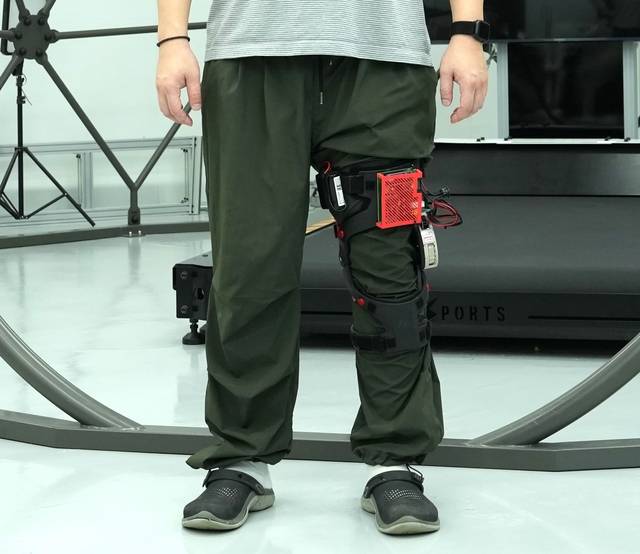 생기원이 개발한 무릎 보조로봇 ‘에어니’ 착용 모습. 생기원 제공