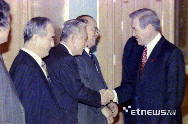노태우 대통령이 1993년 2월2일 청와대 집현실에서 열린 국가과학기술자문회의에서 자문위원인 최형섭 전 과학기술처 장관과 악수를 하고 있다. 〈국가기록원〉