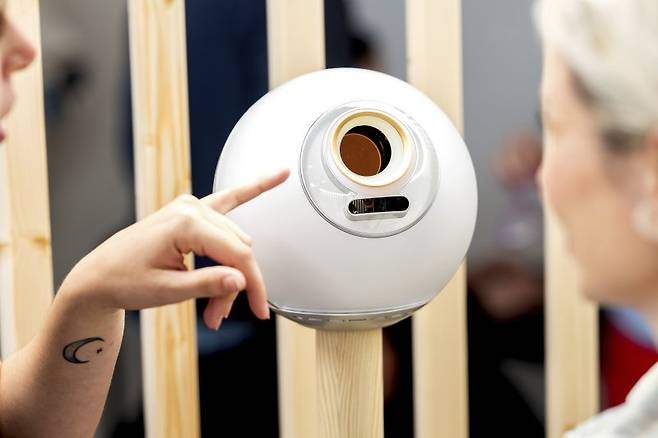 샘 올트먼 오픈AI 최고경영자(CEO)의 월드 신원(ID)을 위한 핵심 장치인 생채인식 기기 오브(Orb)가 5월 1일(현지시간) 미국 캘리포니아주 샌프란시스코에 설치돼 있다. AP 연합