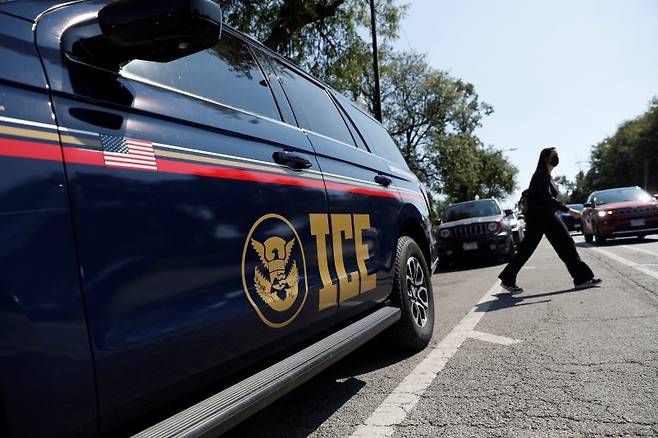 8일(현지시간) 미국 일리노이주 시카고의 쿡 카운티 법원 밖에서 촬영된 미국 이민세관단속국(ICE) 차량.로이터연합뉴스