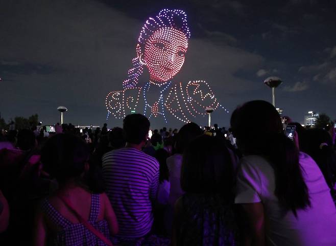 지난 7일 서울 광진구 뚝섬한강공원에서 '케이팝 데몬 헌터스'를 주제로 한 '2025 한강 불빛 공연(드론 라이트 쇼)'이 펼쳐지고 있다. 뉴시스