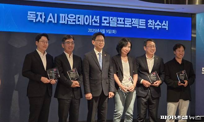 9일 서울 중구 르메르디앙 서울 명동에서 열린 ‘독자 인공지능(AI) 파운데이션 모델’ 프로젝트 착수식‘에서 참석자들이 기념 촬영하고 있다. 사진=박성현 기자